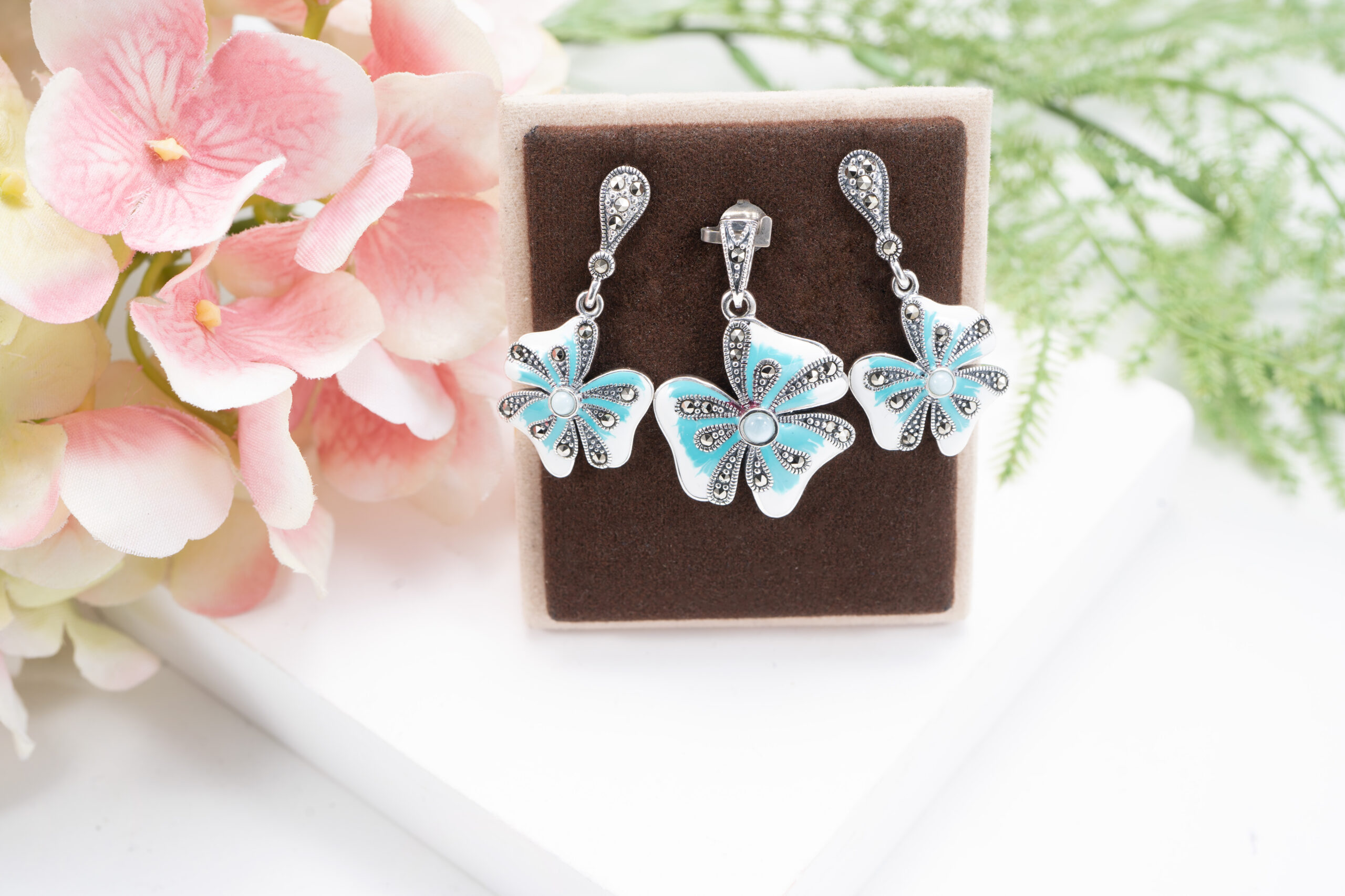 Silver marcasite jewelry plays a key role in vintage fashion trends, offering a timeless aesthetic that continues to attract modern audiences. With its antique-inspired design and subtle metallic sparkle, it fits perfectly into the growing demand for retro and classic styles. For SEO and PBN strategies, vintage fashion content is highly effective because it targets both trend-based and evergreen search intent.
Why Vintage Fashion Is Trending Again
Vintage fashion has made a strong comeback as consumers look for unique and meaningful styles. Instead of fast fashion, many people prefer pieces that feel timeless and distinctive.
Silver marcasite jewelry aligns perfectly with this movement. Its classic design reflects historical fashion periods while remaining relevant in modern styling.
This combination of nostalgia and versatility makes it highly appealing.
The Role of Marcasite in Vintage Style
Marcasite stones have long been associated with vintage jewelry. Their subtle shimmer creates a refined look that differs from modern gemstones.When set in silver, they produce a soft, antique finish that enhances vintage aesthetics. This makes silver marcasite jewelry a signature accessory in retro fashion.
It is often used to recreate historical styles with modern quality standards.
Popular Vintage-Inspired Jewelry Designs
There are several design styles that define vintage silver marcasite jewelry:
Floral and nature-inspired patterns

Geometric Art Deco designs
Ornate filigree details
Symmetrical and balanced structures
These designs reflect historical influences while remaining fashionable today.
Styling Silver Marcasite Jewelry with Vintage Outfits
Styling is essential for achieving a vintage look. Silver marcasite jewelry pairs well with classic clothing such as dresses, blouses, and tailored outfits.
For a complete vintage style, combine jewelry with neutral or muted colors. Layering accessories carefully can enhance the overall effect without making the outfit look too heavy.
Matching jewelry with textures like lace or silk further strengthens the vintage aesthetic.
Mixing Vintage and Modern Fashion
One of the current trends is mixing vintage and modern elements. Silver marcasite jewelry can be combined with contemporary outfits to create a unique style.
For example, pairing a vintage-inspired necklace with modern clothing adds contrast and personality.
This flexibility makes marcasite jewelry suitable for a wide range of fashion preferences.
Affordable Entry into Vintage Style
Vintage fashion can sometimes be expensive, especially when buying original antique pieces. Silver marcasite jewelry provides an affordable alternative.
It offers the same visual appeal without the high cost, making it accessible to more people.
For SEO content, keywords like “vintage jewelry style,” “retro accessories,” and “affordable vintage fashion” are highly relevant.
Durability and Long-Term Use
Unlike delicate antique jewelry, modern silver marcasite pieces are designed for durability. They can be worn regularly while maintaining their appearance.
This makes them practical for everyday vintage styling, not just special occasions.
Proper care ensures that the jewelry remains in good condition over time.
SEO and PBN Strategy for Vintage Fashion Content
Vintage fashion is a strong SEO niche with consistent demand. Keywords such as “vintage jewelry,” “retro fashion accessories,” and “marcasite vintage style” can attract targeted traffic.
For PBN strategies, this article can link to styling guides, trend articles, and product pages. This creates a strong internal linking structure that improves rankings.
Using clear structure and engaging content helps increase user retention.
Conclusion
Silver marcasite jewelry is a key element in vintage fashion trends, offering elegance, history, and versatility. Its ability to blend with both classic and modern styles makes it a valuable accessory.
For SEO and PBN purposes, this topic provides strong opportunities to attract traffic and build authority. By focusing on styling, trends, and accessibility, you can create content that delivers long-term value.
Silver Marcasite Jewelry 